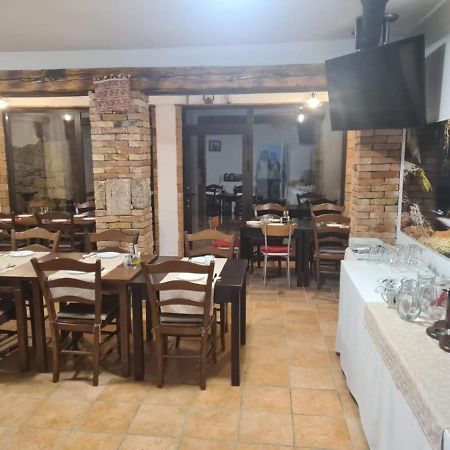 Guest House Slatki Snovi คนิน ภายนอก รูปภาพ