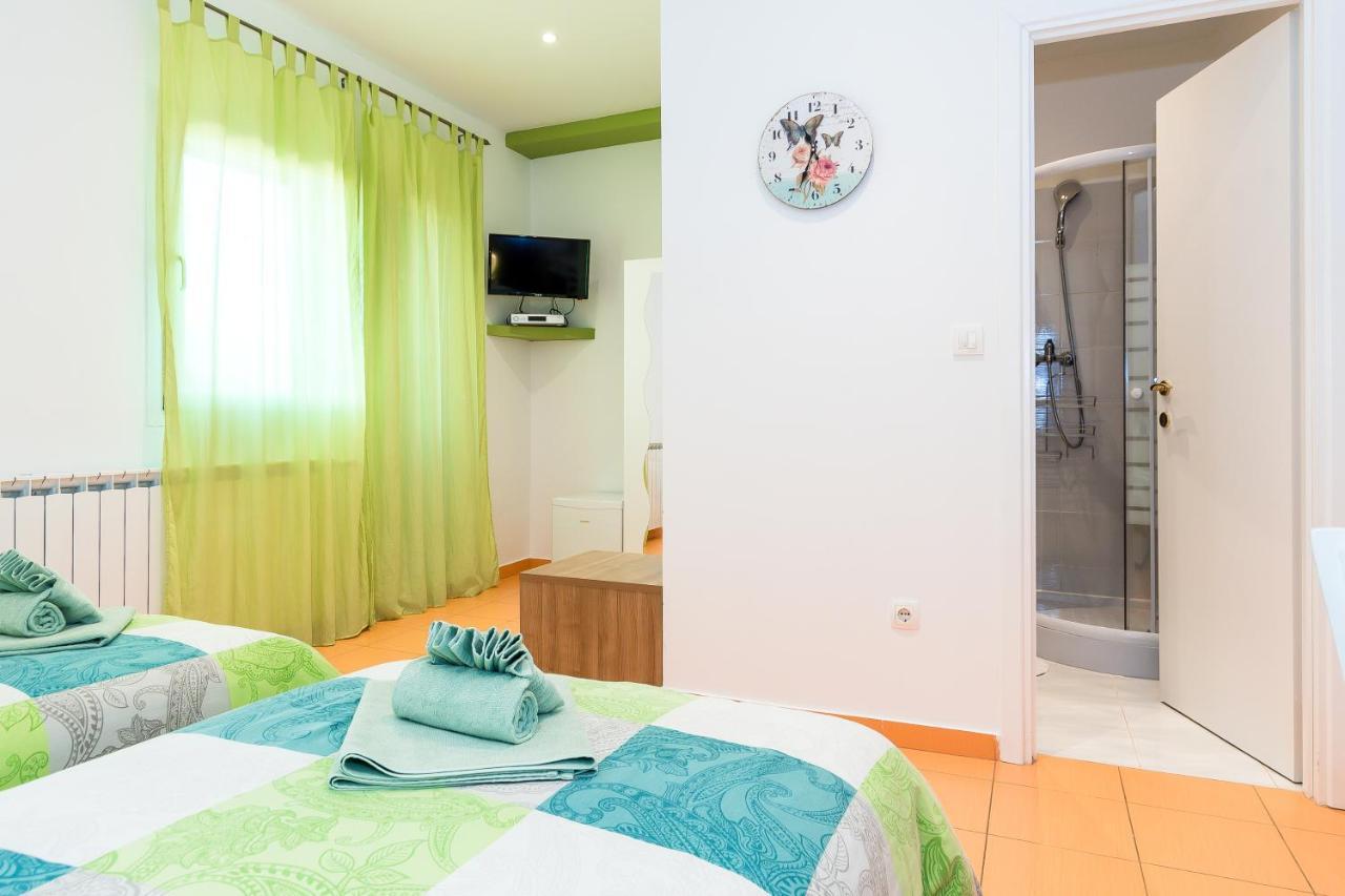 Guest House Slatki Snovi คนิน ภายนอก รูปภาพ