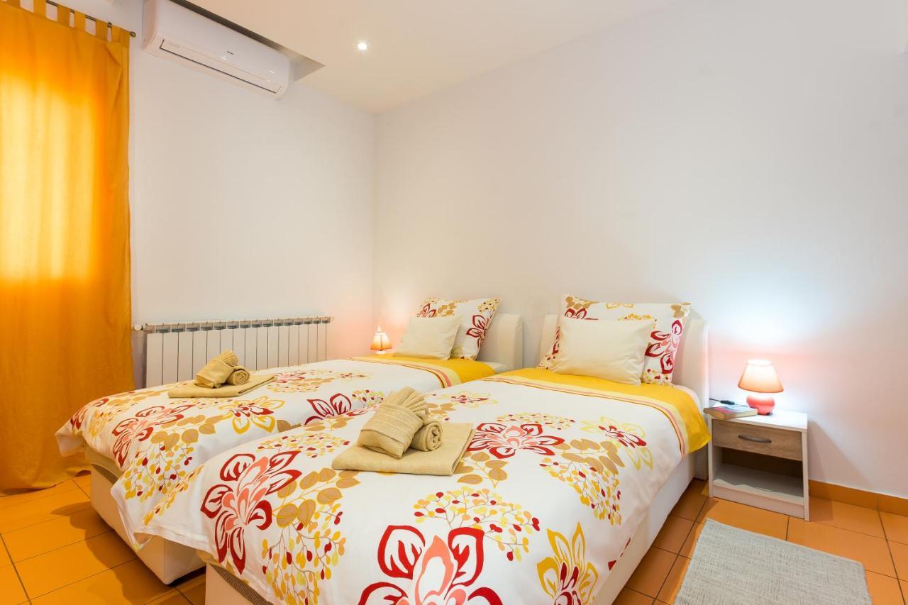 Guest House Slatki Snovi คนิน ภายนอก รูปภาพ
