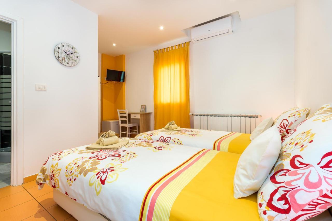 Guest House Slatki Snovi คนิน ภายนอก รูปภาพ