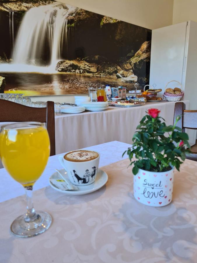 Guest House Slatki Snovi คนิน ภายนอก รูปภาพ