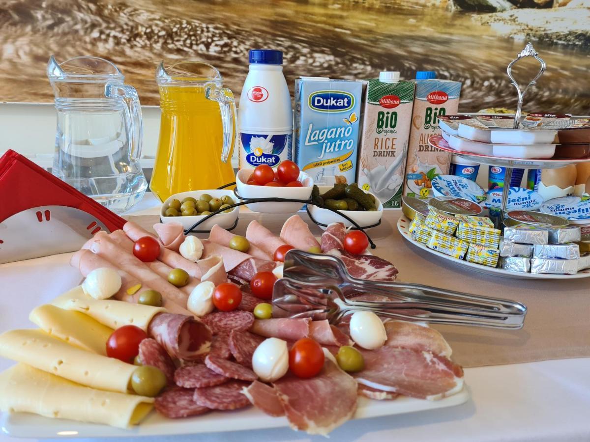 Guest House Slatki Snovi คนิน ภายนอก รูปภาพ