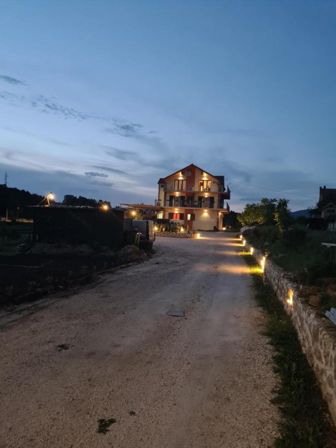 Guest House Slatki Snovi คนิน ภายนอก รูปภาพ