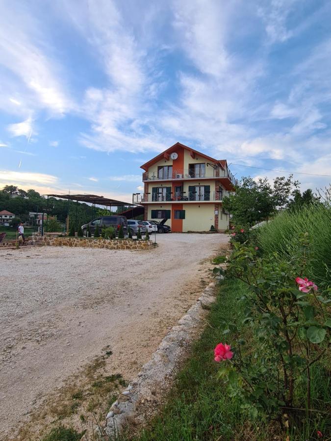 Guest House Slatki Snovi คนิน ภายนอก รูปภาพ