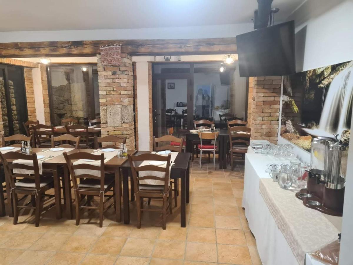 Guest House Slatki Snovi คนิน ภายนอก รูปภาพ