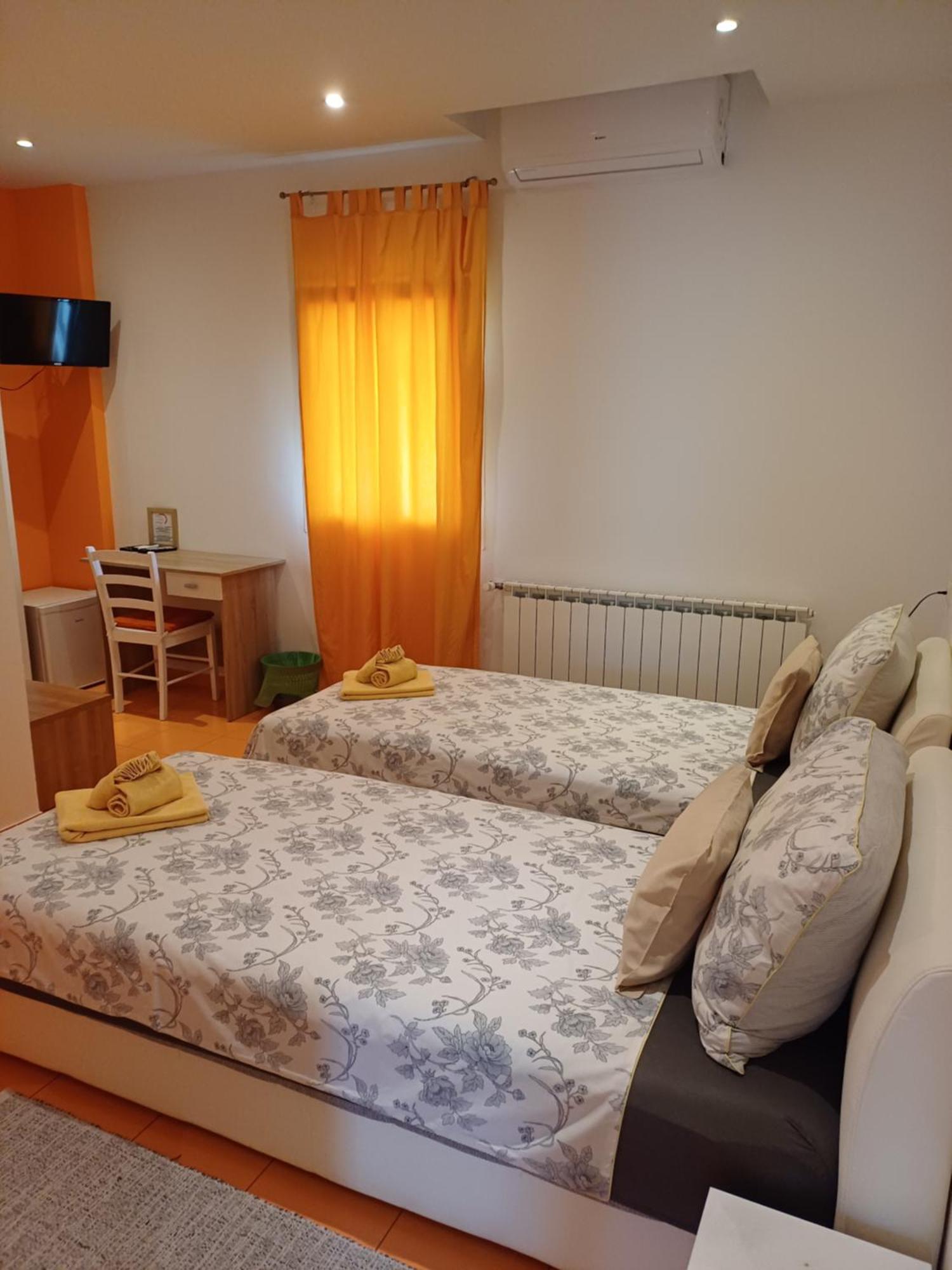 Guest House Slatki Snovi คนิน ภายนอก รูปภาพ